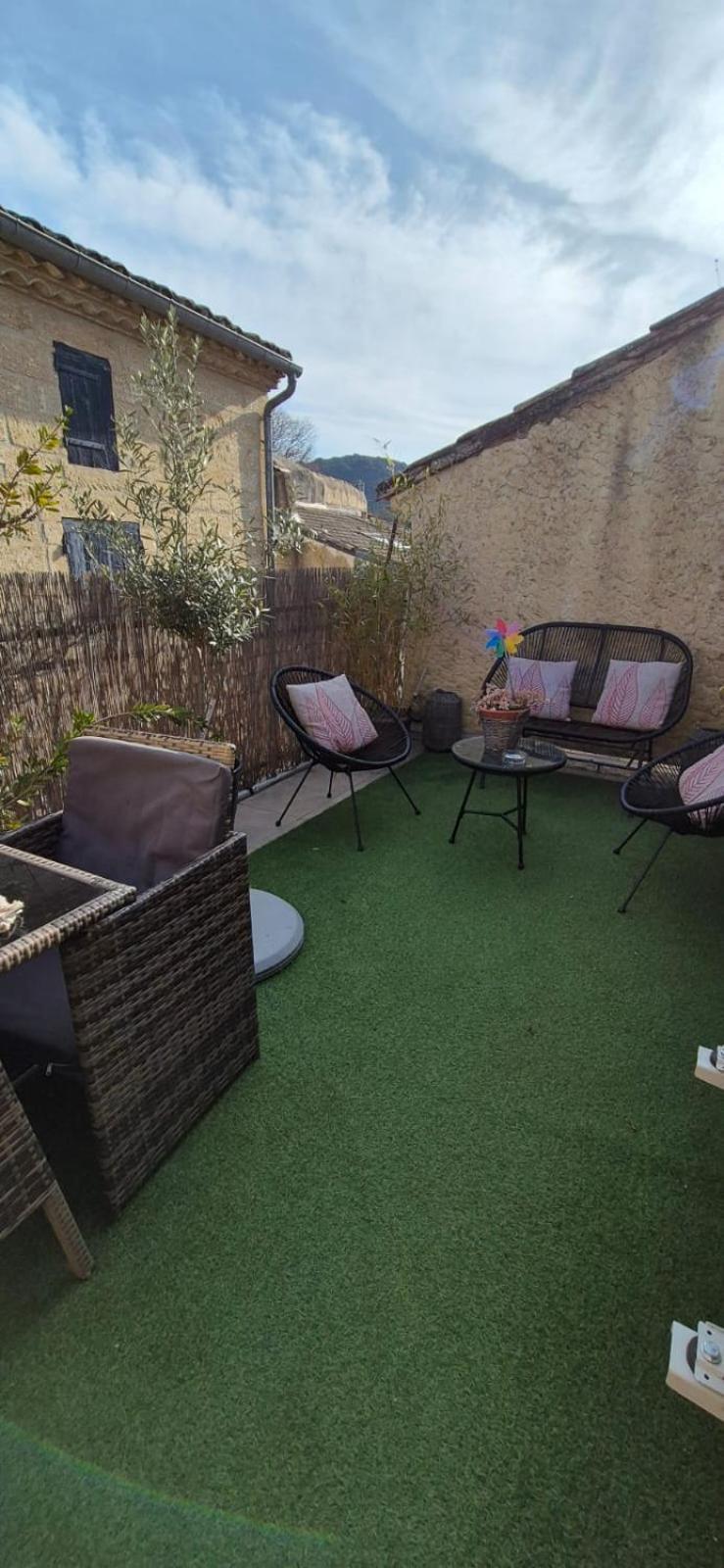 Proche D'Uzes La Terrasse Du Soleil Levant Collias Exterior foto